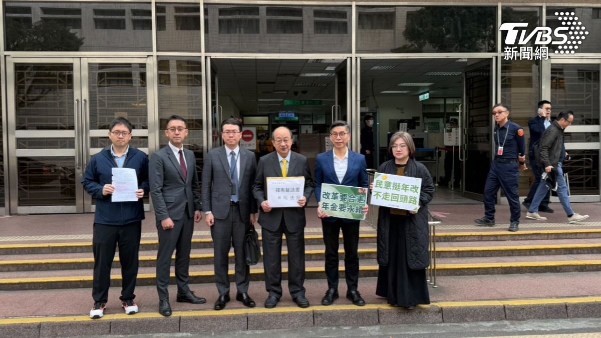 立院停砍公教年金法案，民進黨團到司法院聲請釋憲及暫時處分。（圖／TVBS）