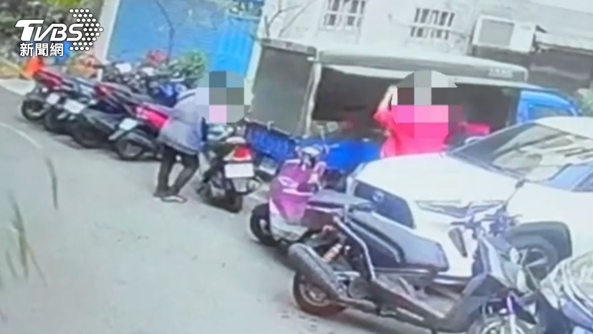 廖翁與妻子下班後整理餐車。（圖／TVBS）