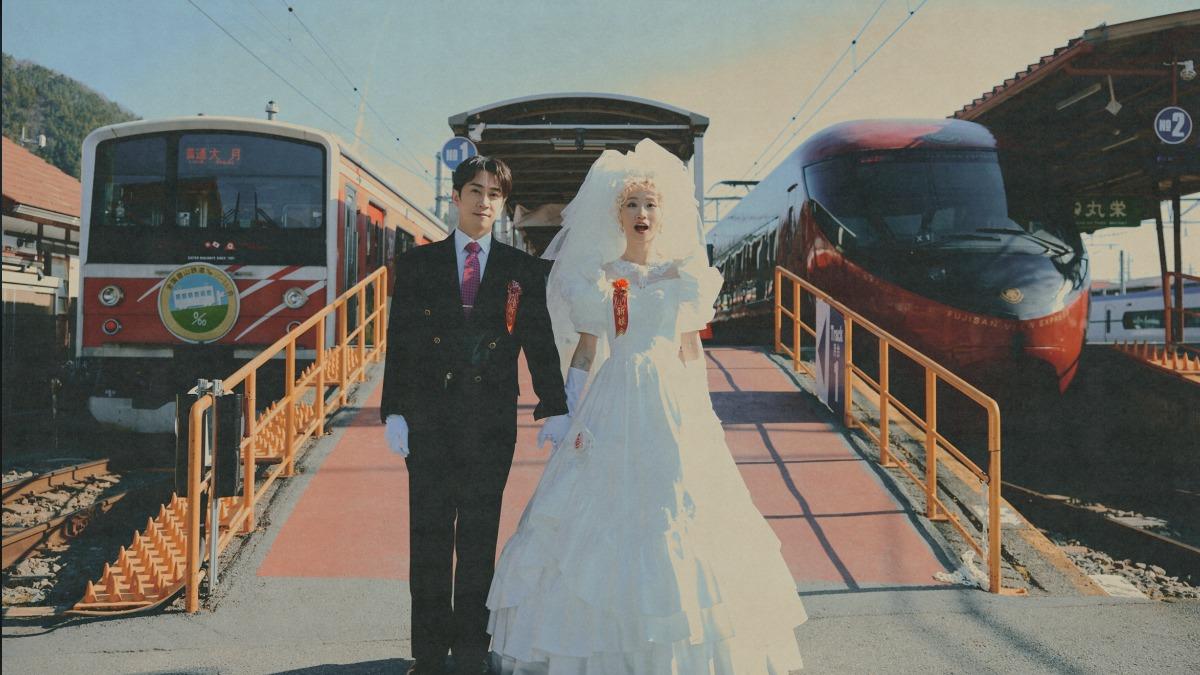 陳漢典和Lulu在日本車站拍婚紗。(圖/天地合娛樂提供)