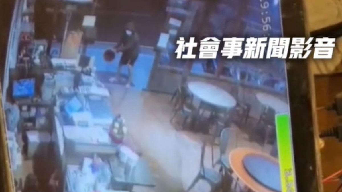 男子突然手提紅色桶子潑灑汙水。(圖/翻攝自社會事新聞影音)