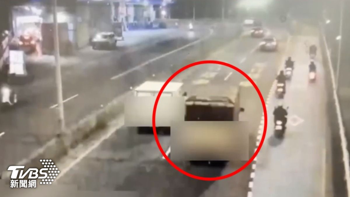 嫌犯跳上同夥的車逃離。(圖/TVBS)