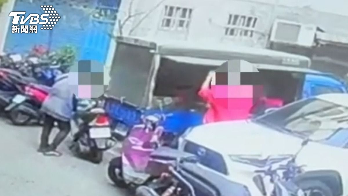廖翁與妻子下班後整理餐車。(圖/TVBS)