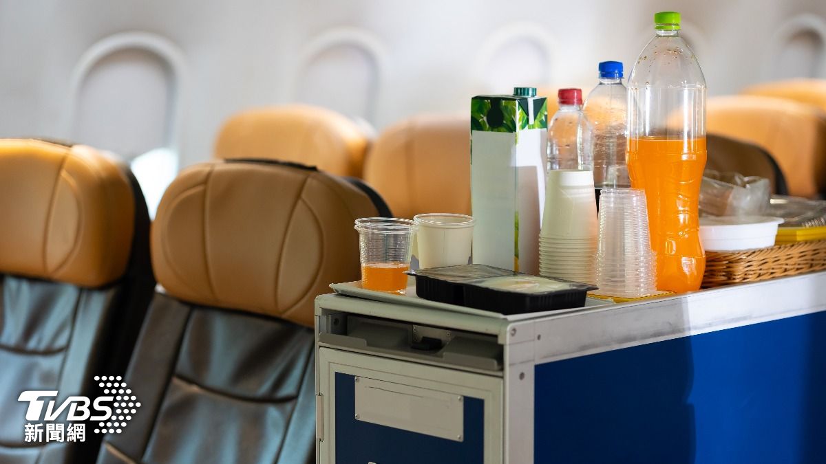 搭機注意!空服員示警「別碰含糖飲品」 恐更渴更累