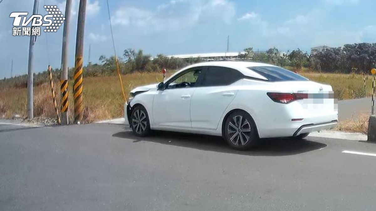男子在車內槍殺前女友，還載屍逃亡，直到抵達台南自撞被逮獲。（圖／TVBS）