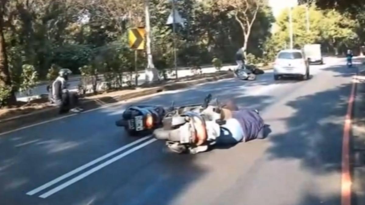 有片/新竹驚險一幕!貨車漏油害5機車滑倒 4人摔傷急送醫