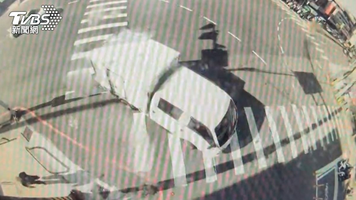 轄區警方調查，漏油的疑似就是這輛小貨車。（圖／TVBS）