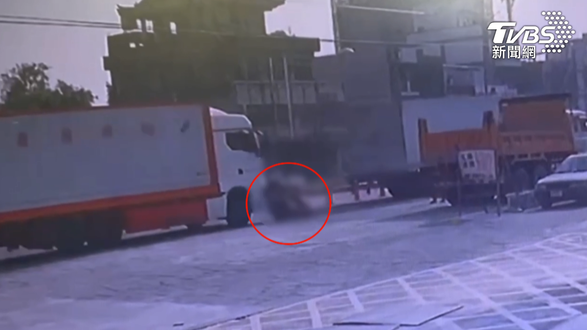 高雄路竹區一對菲律賓籍情侶行經車道縮減路段時,與同向營業大貨車擦撞倒地,兩人不幸身亡。(圖/TVBS)
