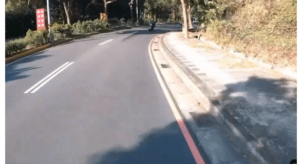小貨車漏油造成五輛機車自摔，四人送醫。(影片／民眾提供)