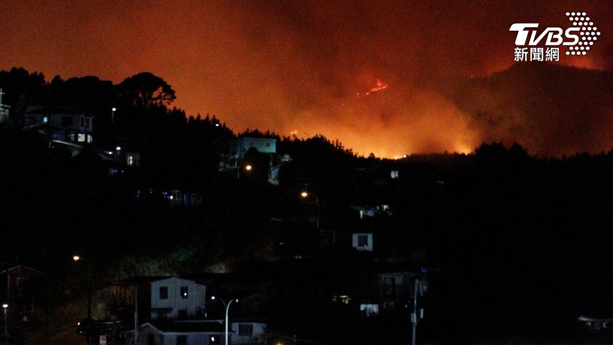 智利比奧比奧森林地區爆發大火，火勢蔓延至居民區。(圖／達志影像路透社)