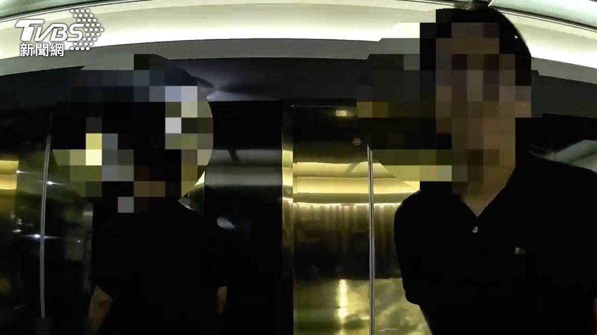 員警警告男子不要再靠近。(圖/TVBS)