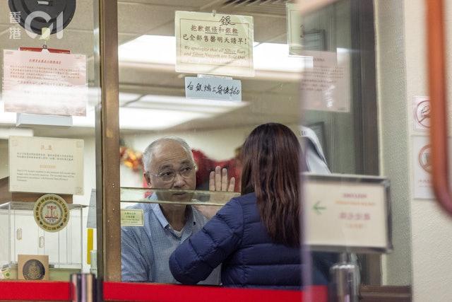 接近十點,利昌金行店內櫥窗貼出告示,稱銀條、銀粒已售完,「明天請早」。(圖/香港01)