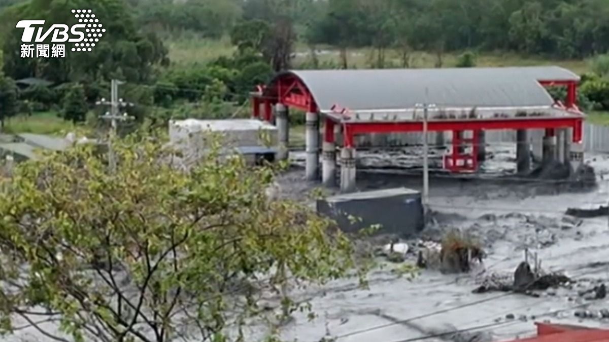 鳳凰颱風重創明利村。（圖／ＴＶＢＳ）