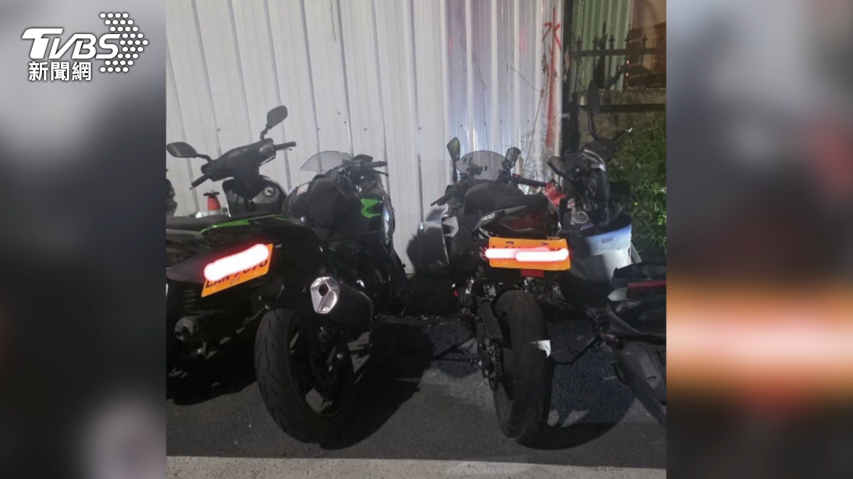 台南鹽行派出所員警被質疑使用iPhone測量車牌角度，更將待修事故車的車牌扣走。（圖／TVBS）