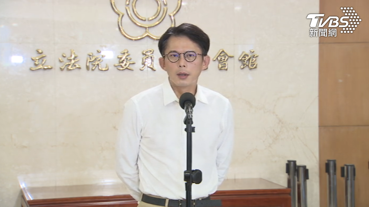 黃國昌解釋走到樓梯口發現誤拿即折返,過程僅約30秒。(圖/TVBS)