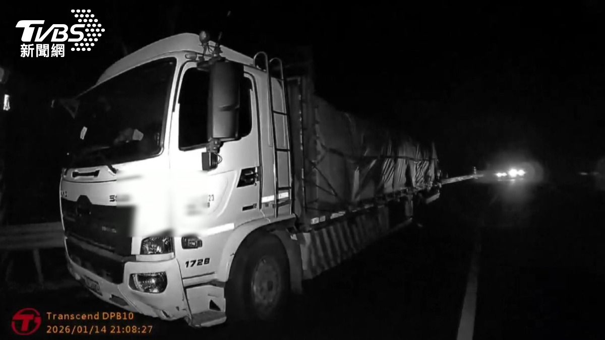 山路臨檢見大貨車急停!司機稱想睡覺 警一查竟是「12條通」。(圖/TVBS)