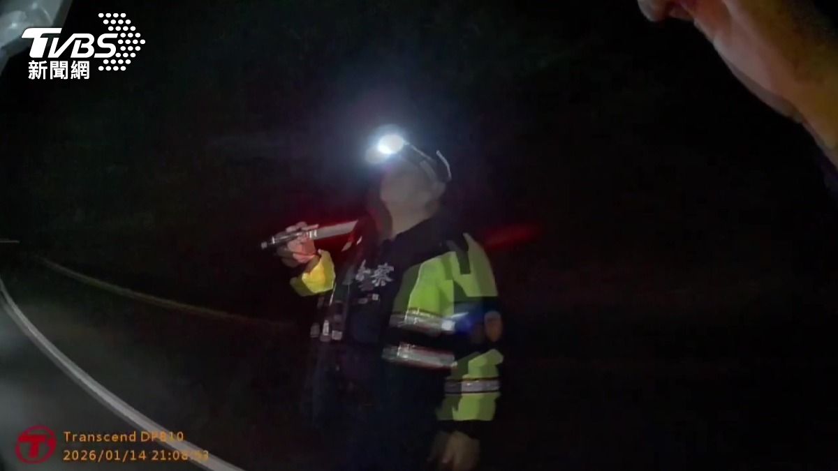 員警要求駕駛出示證件配合查驗,駕駛卻吱吱唔唔不肯配合。(圖/TVBS)