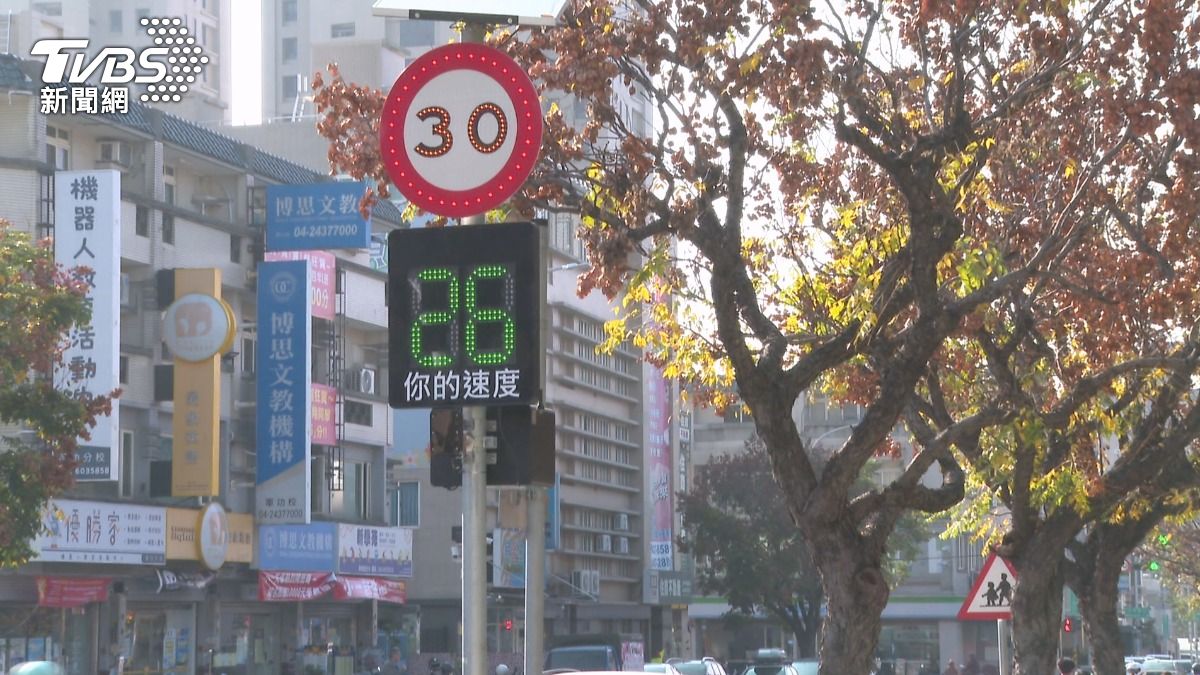 這套裝置能即時偵測車速並閃燈警示，卻意外成為民眾「測速遊戲機」。(圖／TVBS)