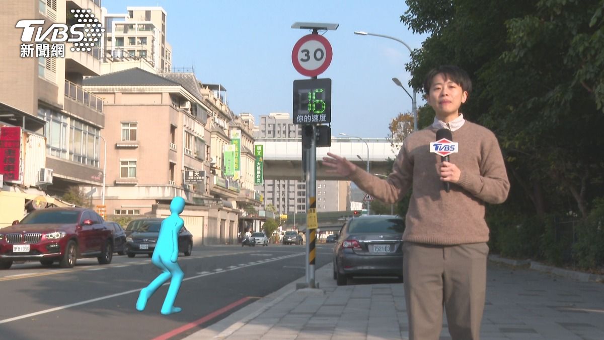 原為護童！智慧路標遭歪樓，民眾馬路上「狂奔求破紀錄」。(圖／TVBS)