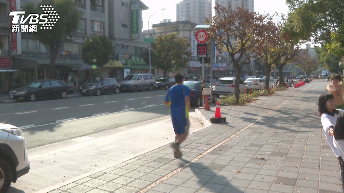 到了晚上卻變成「測速排名賽」，意外開發出「隱藏版第三用途」，成為民眾競速破關的遊戲機台。(圖／TVBS)
