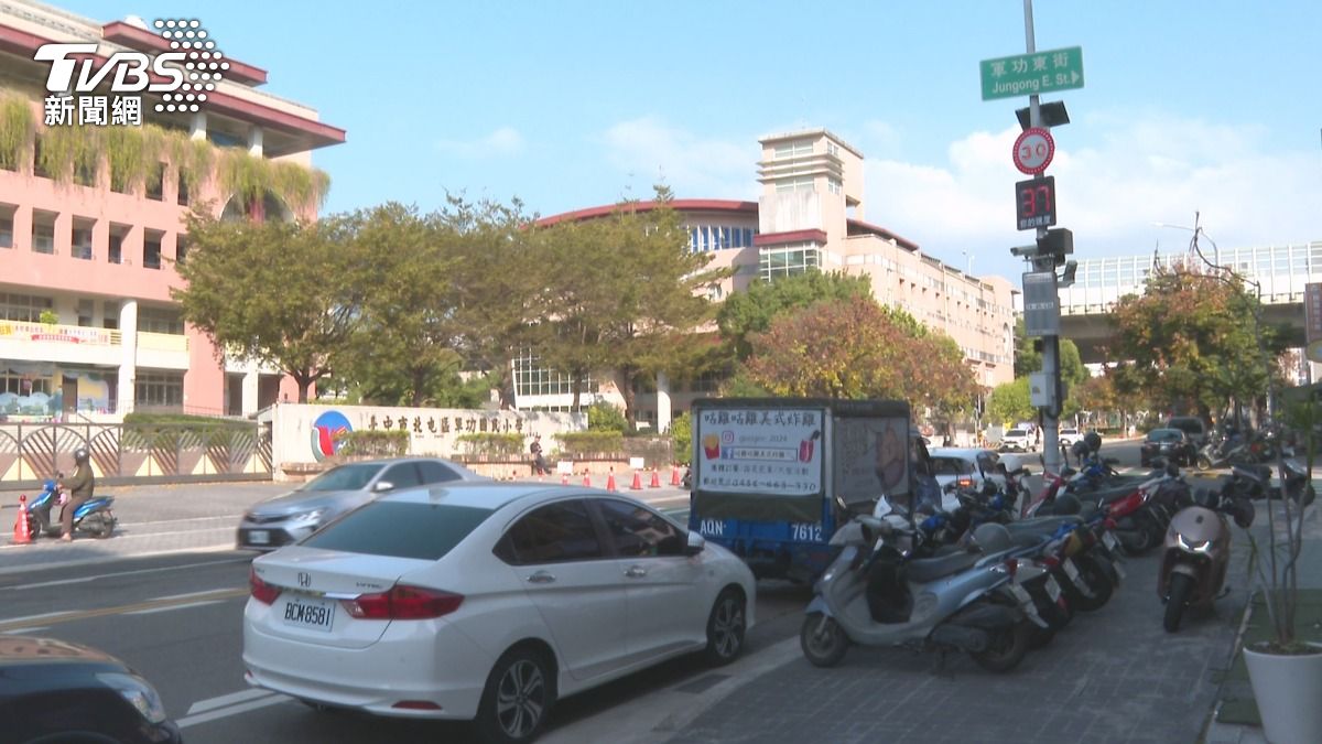 測速系統是道路而非人行道，民眾在馬路上奔跑嬉鬧，不僅危險，依規定還可開罰500元罰鍰。(圖／TVBS)