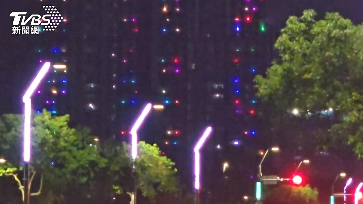 因夜間點亮七彩燈光而引發網友熱議,有人形容像美國影集《怪奇物語》場景。(圖/TVBS)