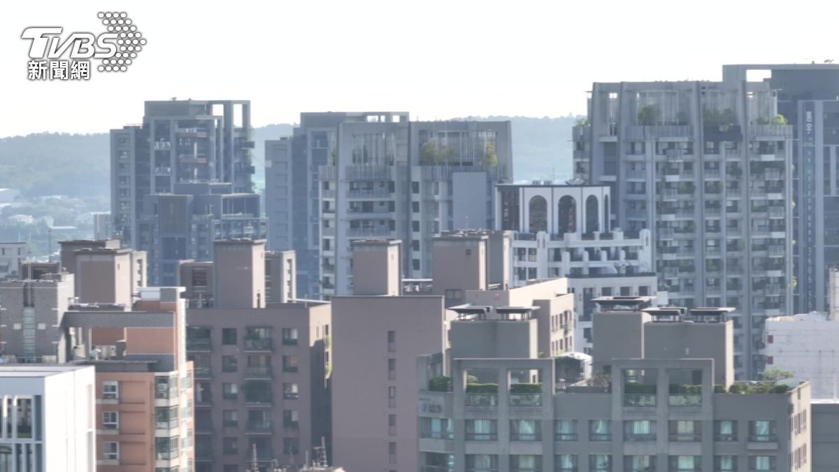 預售屋成交量,被業界人士形容這根本不是腰斬,而是腳踝斬。(圖/TVBS)
