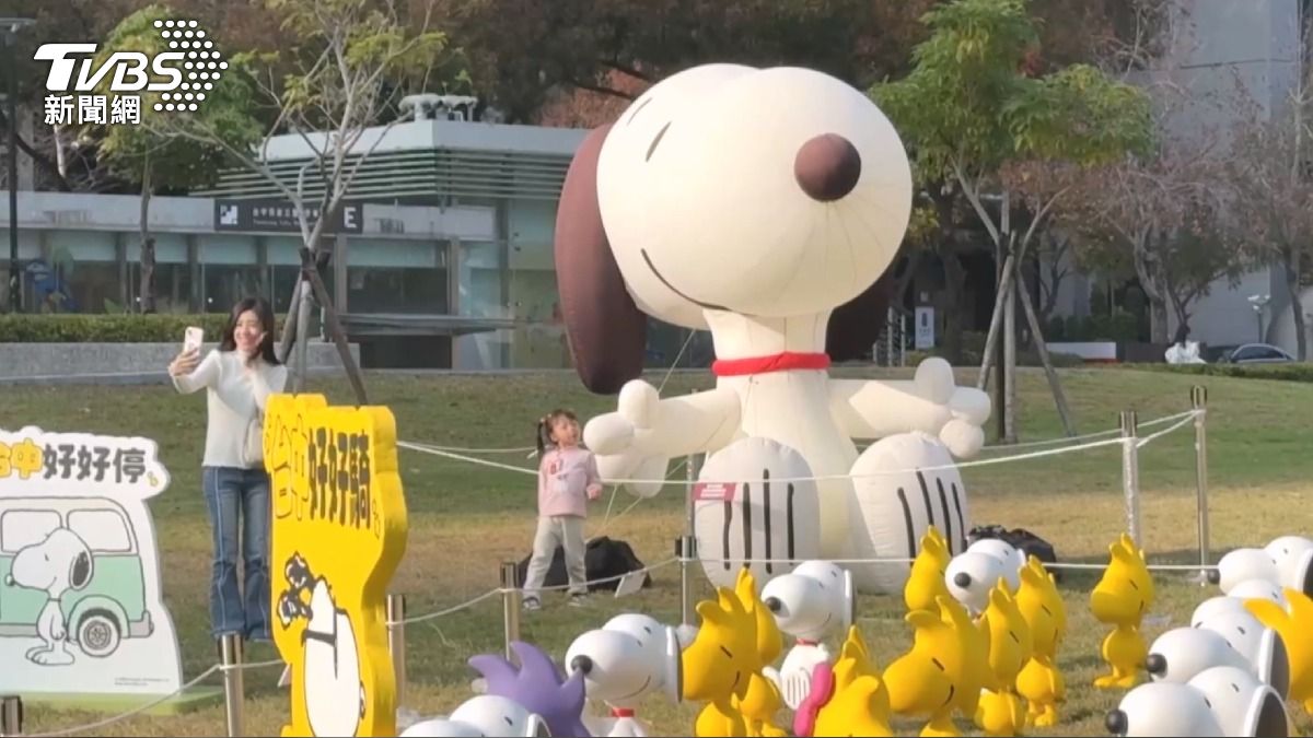 3公尺高的史努比與其兄弟歐拉夫大型氣偶,開放讓民眾自由拍照。(圖/TVBS)