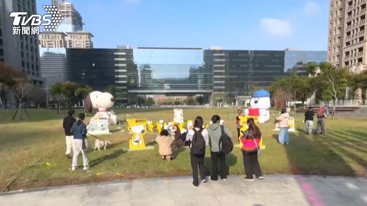 這些可愛的裝置瞬間吸引老中青三代的史努比粉絲到場拍照打卡。(圖/TVBS)