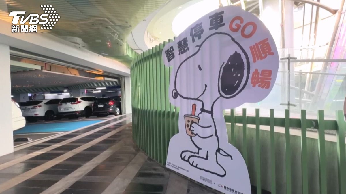 從行人號誌、候車亭、捷運站到停車場等地點,都能看到史努比家族的身影。(圖/TVBS)