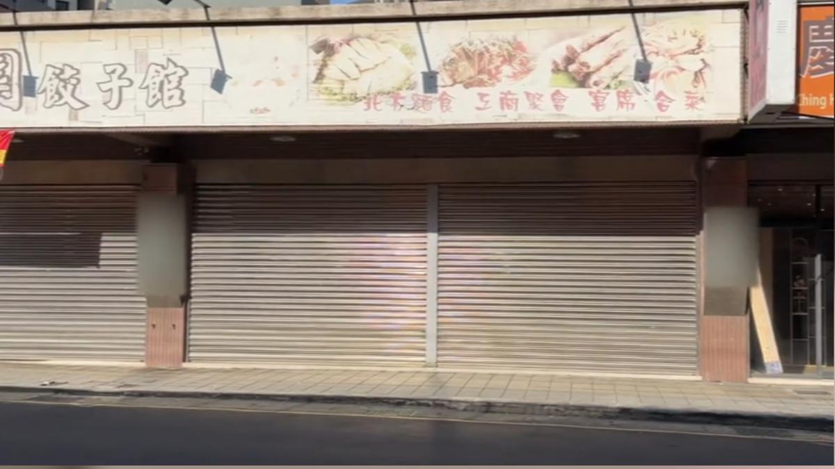 蒙面男提泥水潑店嚇壞店員。(圖/TVBS)
