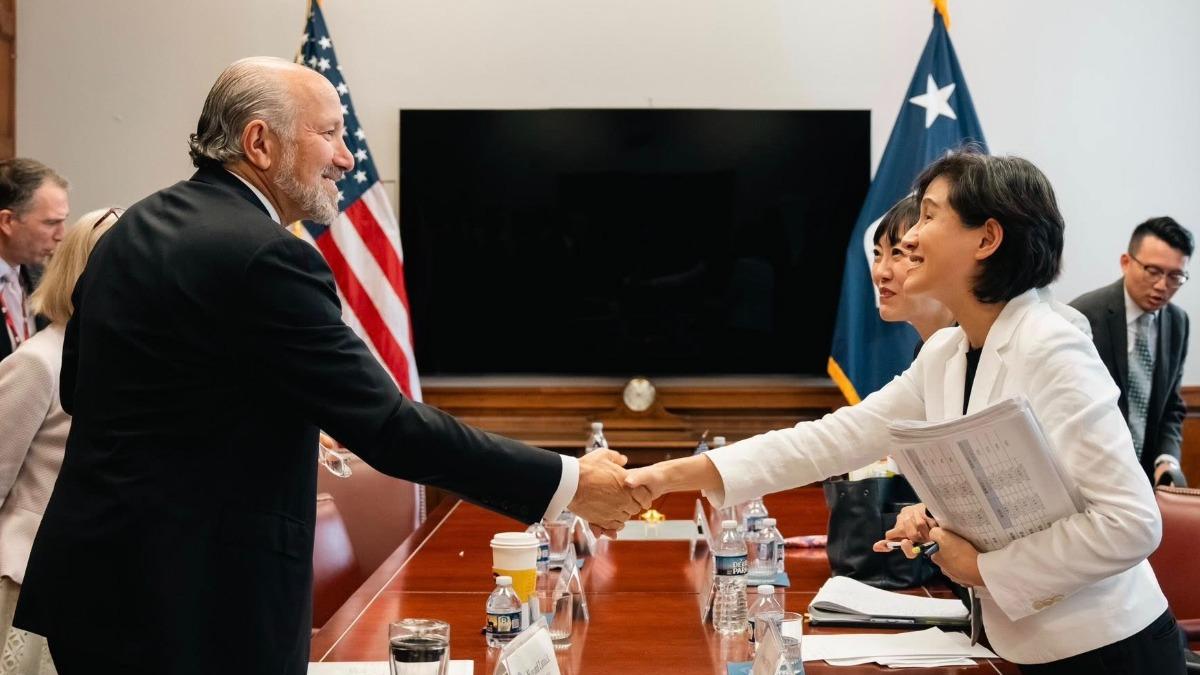 第五輪臺美實體磋商會議前，鄭麗君與美國商務部長盧特尼克（Howard Lutnick）握手致意。（圖／翻攝自鄭麗君臉書）