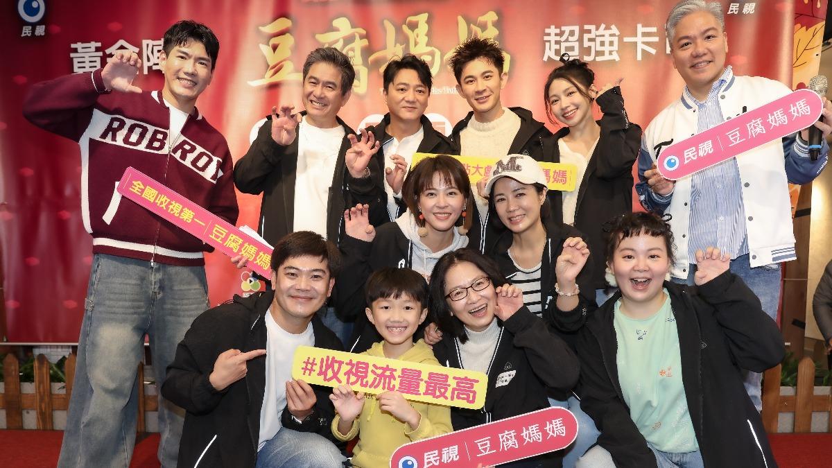 蘇晏霈(中排左)軋戲疲累瞬間消失。(圖/民視提供)