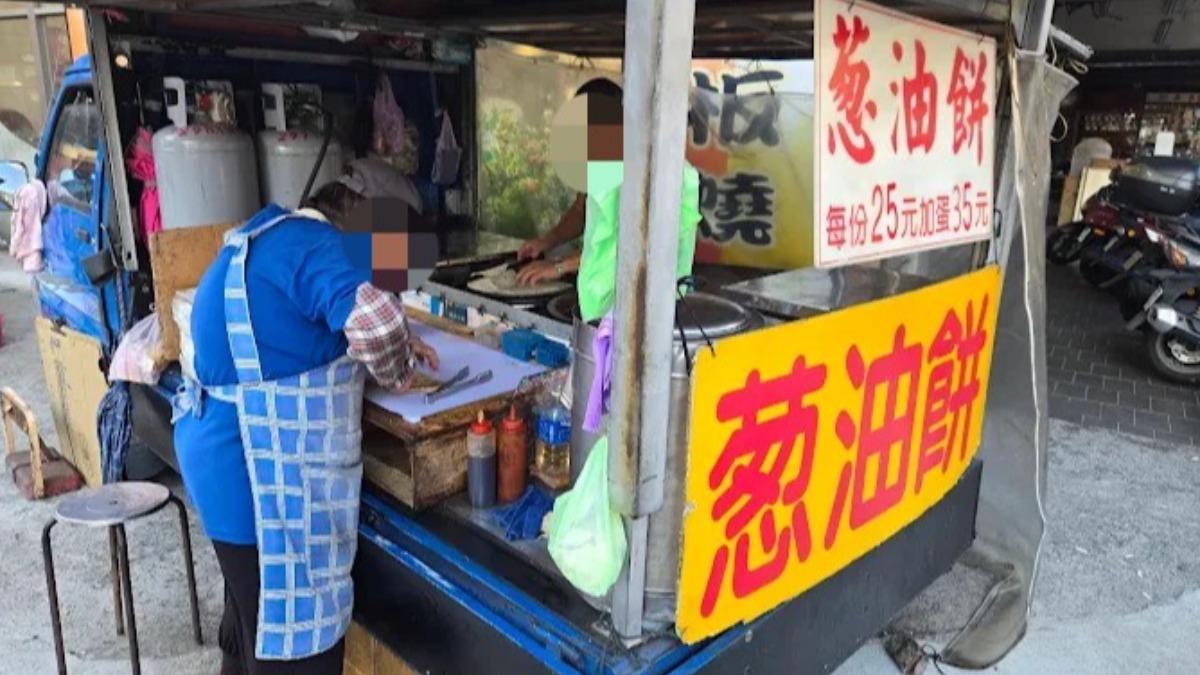 在三重深耕35年的「小貨車蔥油餅」夫婦,遭逆子37刀砍死。(圖/翻攝自Google評論)