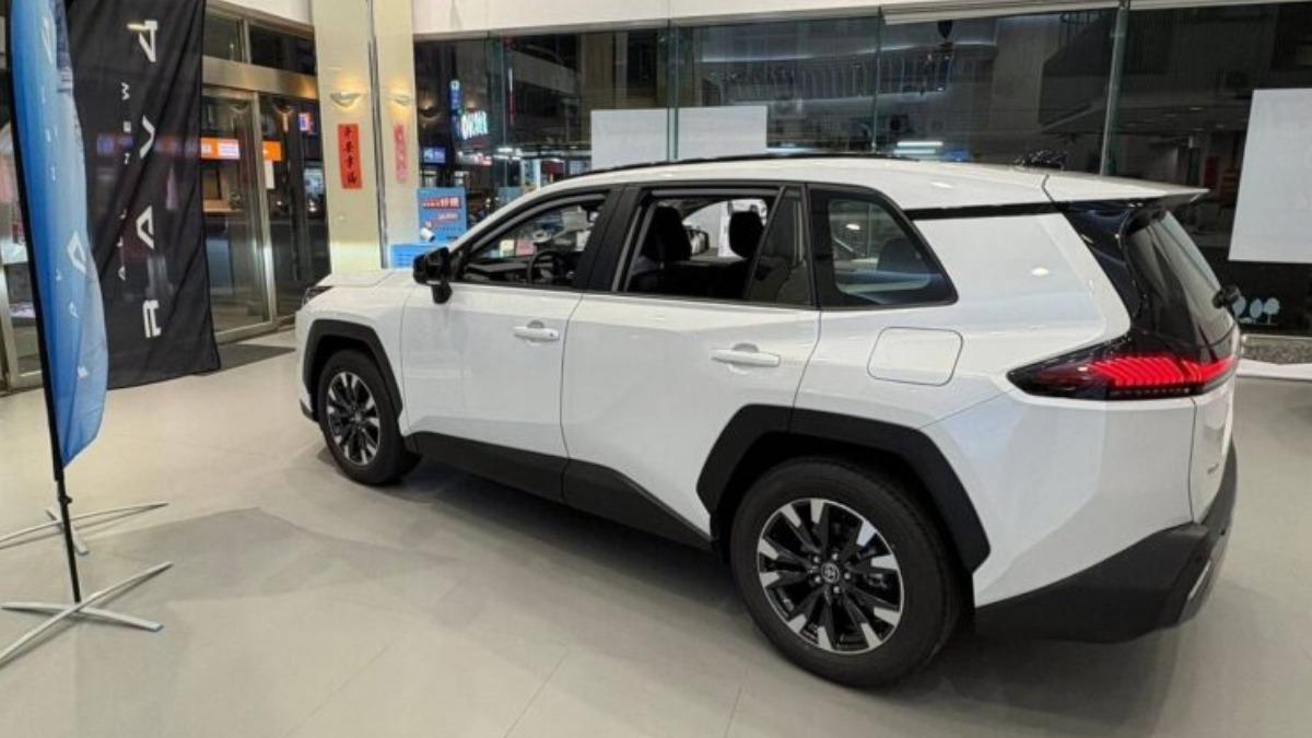 第6代RAV4在配備面已有大幅升級，包括全車系標配TSS 4.0主動安全系統、RCTA後方車側警示、七氣囊、12.3吋數位儀表、全新日規車機系統等，整體水準已高於過去世代。（圖／翻攝自RAV4車主社團）