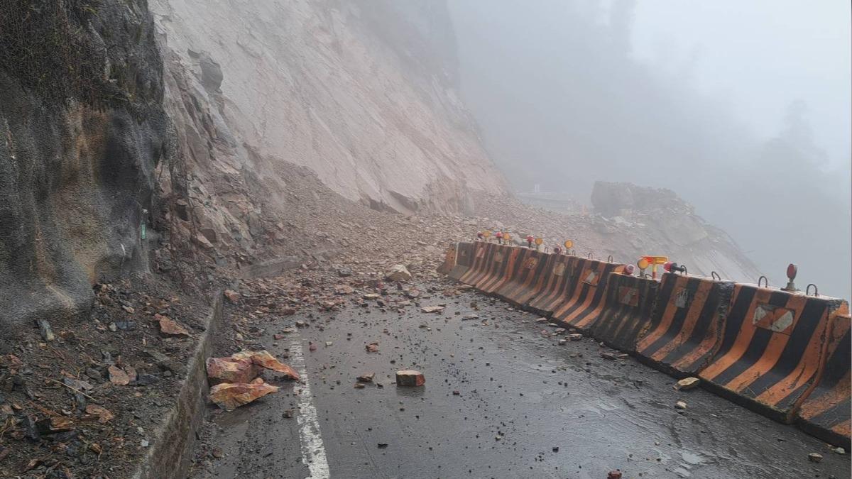 下雨落石多！北橫台七線明池段「大量土石崩落」　道路封閉