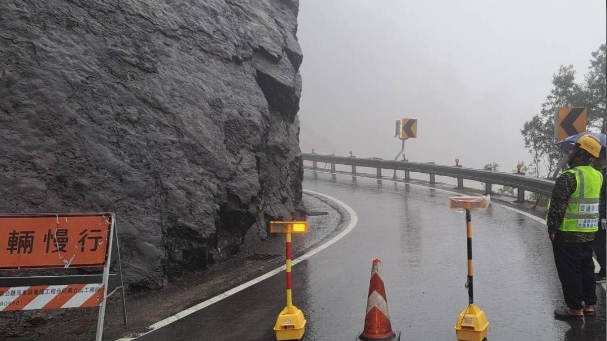 道路目前阻斷,提醒用路人注意安全。(圖/交通部公路局提供)
