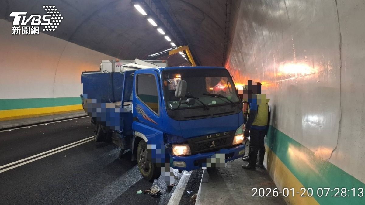 藍色小貨車因故障停於外側車道,後方小貨車卻不慎追撞。(圖/TVBS)