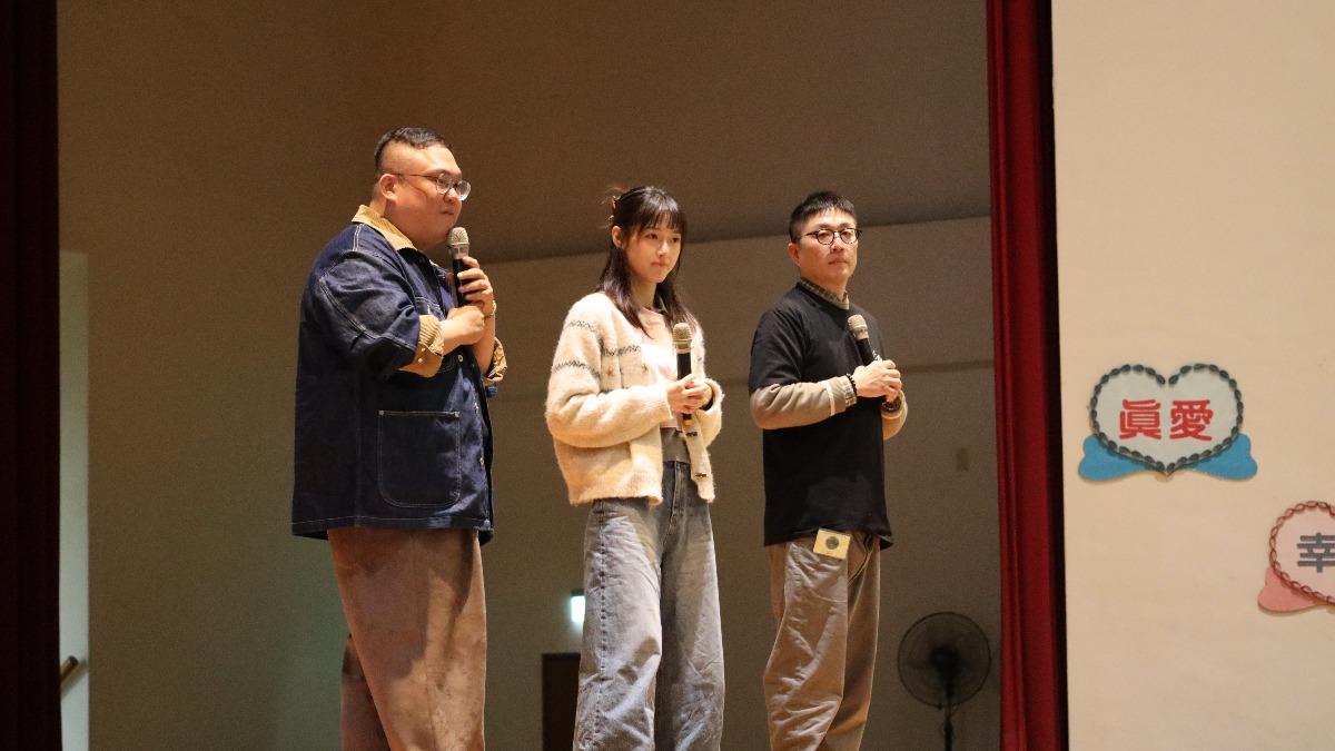 何曼希(中)與導演林孝謙、編劇呂安弦到女監與收容人對談。(圖/壹壹喜喜提供)