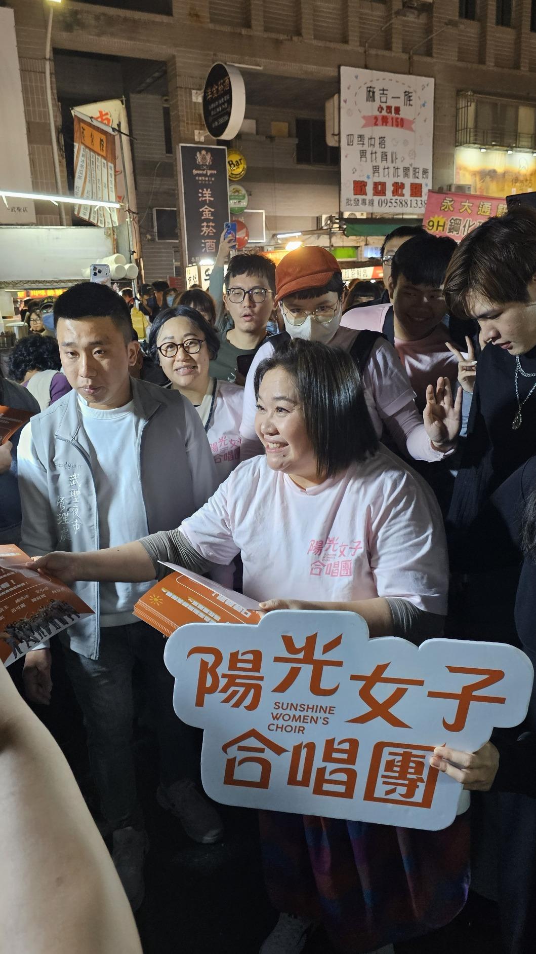 鍾欣凌到台南武聖夜市宣傳,被民眾團團圍繞。(圖/壹壹喜喜提供)
