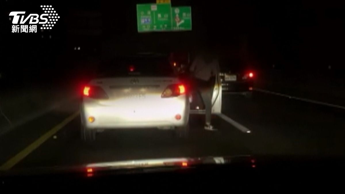 台88快速道路，一名女子氣沖沖地開門下車，橫越至路肩，嚇壞後方駕駛。（圖／翻攝Threads＠w_yu.yu）