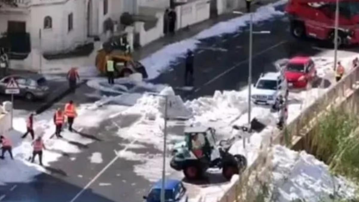 當局正拼命清理道路，挖掘機鏟除路上的冰塊。(圖/翻攝自每日郵報)