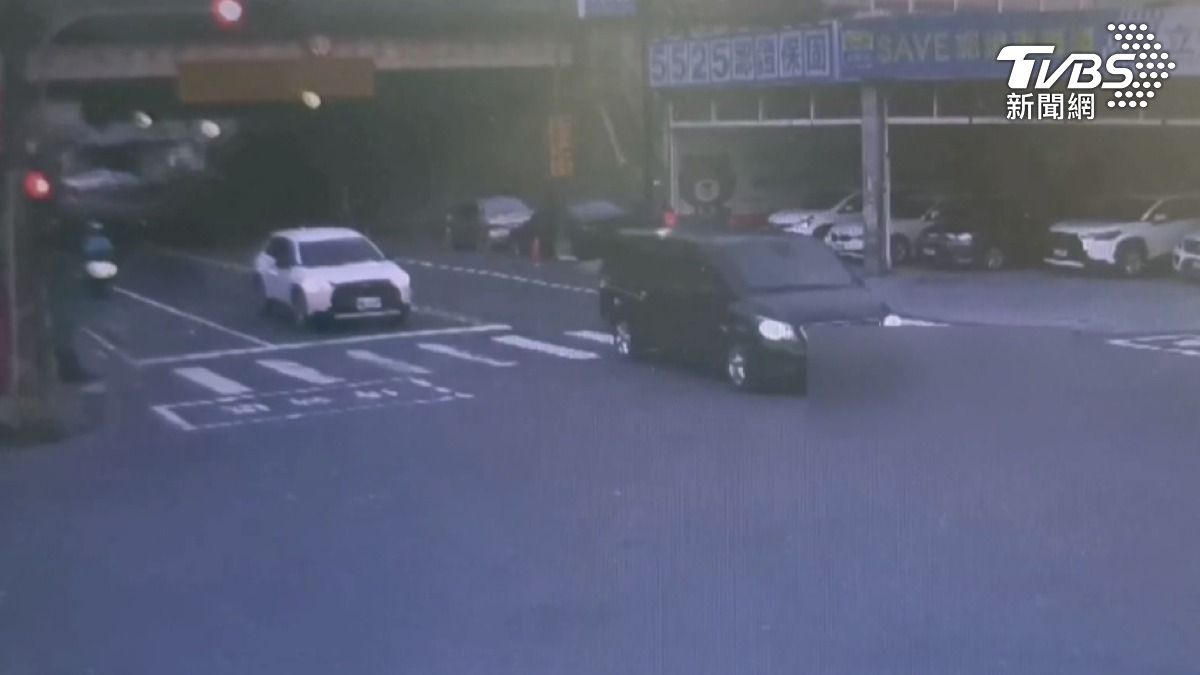 鳳山武營路，一輛黑色廂型車，跨越雙黃線、逆向闖紅燈，該車駛入前方加油站後，跑步奔進廁所。（圖／TVBS）