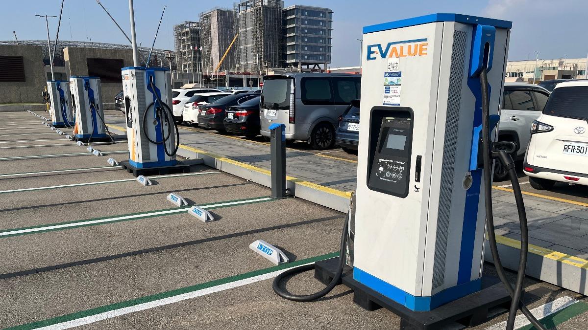 桃機二航廈增設電動車充電樁 2月2日啟用收費