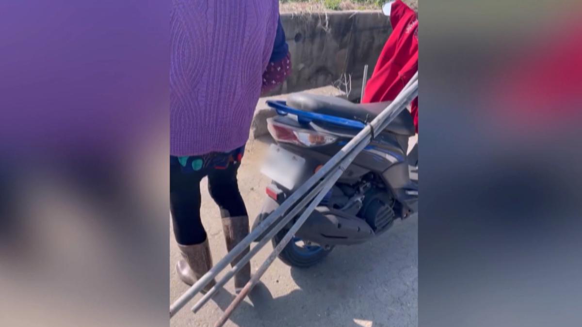 嘉義縣六腳鄉一名陳姓阿嬤日前在農田發現錏管，竟直接整捆載回家，當場被地主逮個正著。（圖／翻攝Threads_loe_0111）