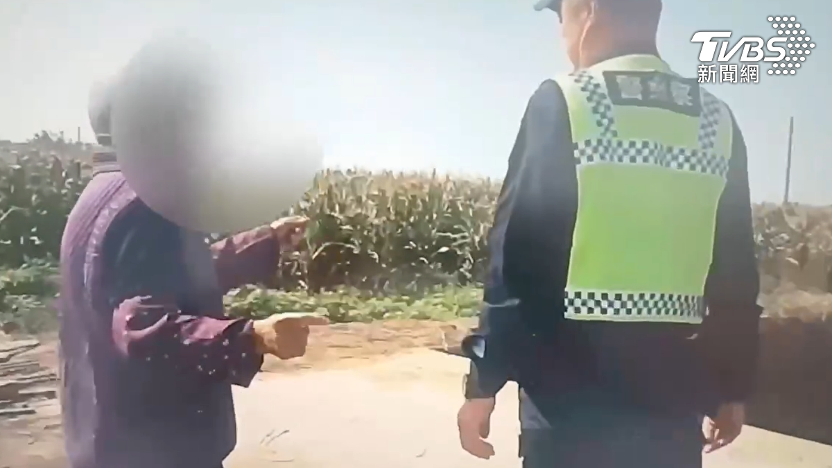 面對地主質問，阿嬤聲稱只是想拿回去比對尺寸，之後會再歸還，地主只好報警處理。（圖／TVBS）