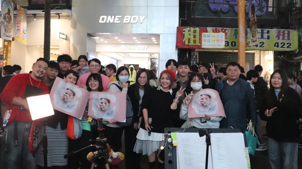吳亦帆開心和台北海大學生合照留念。(圖/台北海大提供)