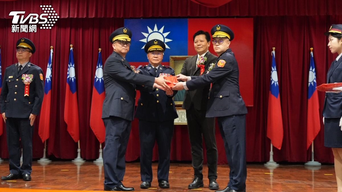 現任淡水分局長謝明杰(左起)、新北警局局長方仰寧、副市長朱惕之、現任交通警察大隊長李仁寧。(圖/TVBS)