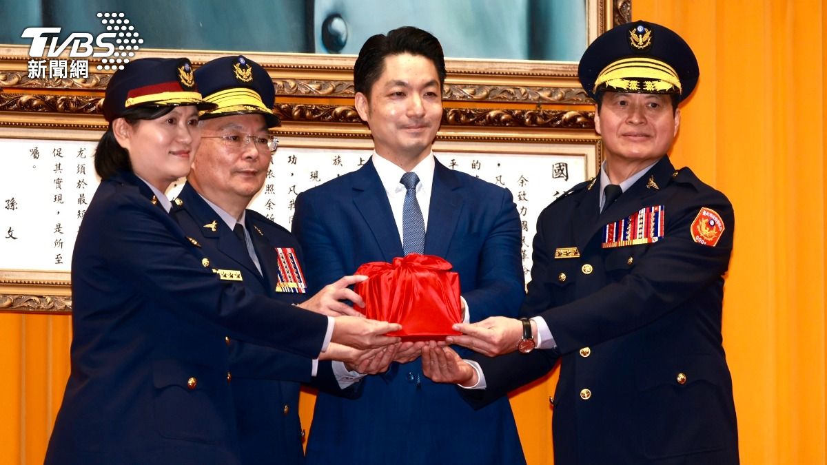 北市新任警局長從市長與數長手中接過印信。(圖/TVBS)