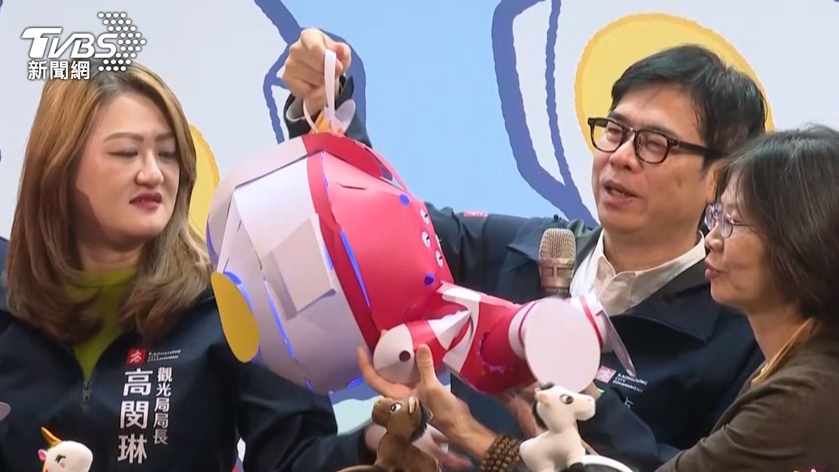小提燈以閃閃發光的超人力霸王為主角，不僅可以站立、坐下，還能擺出飛翔，完全命中小朋友們的喜好。（圖／TVBS）