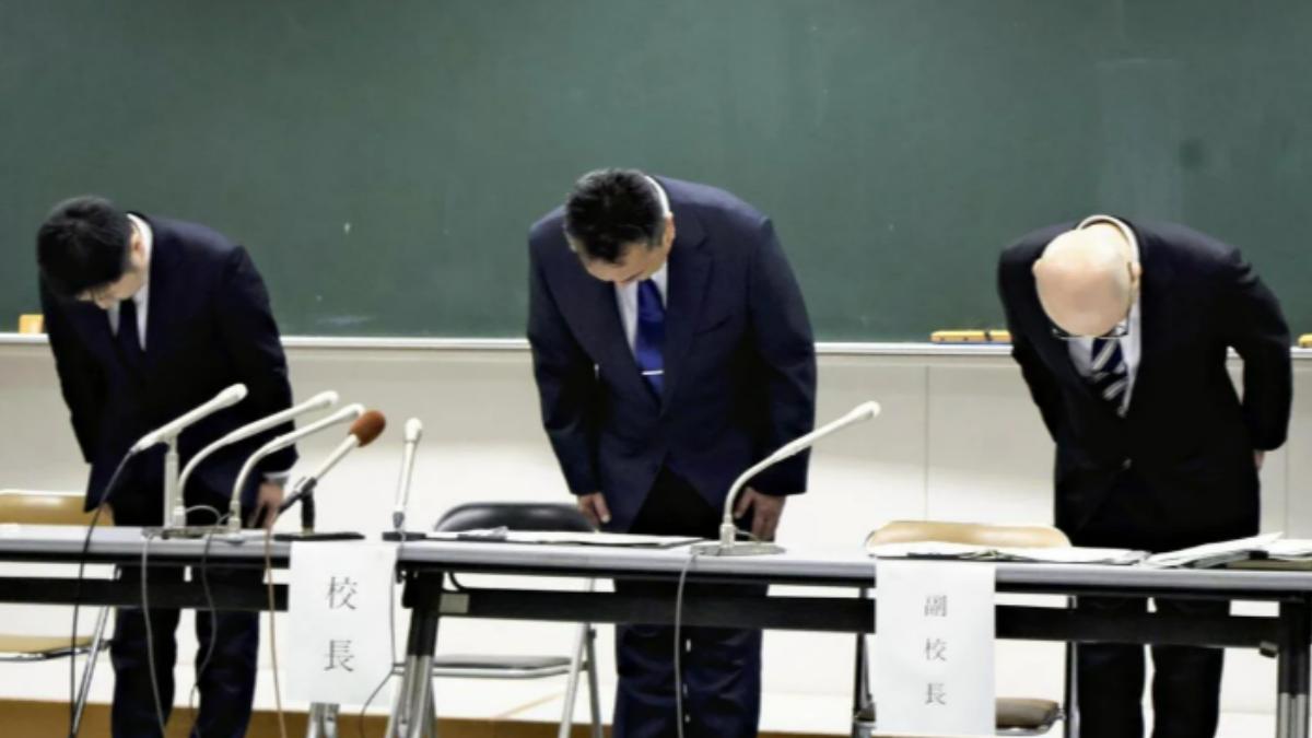 惠庭南高中校長田原秀夫（中）等人在記者會開始時道歉。（圖／翻攝自讀賣新聞）
